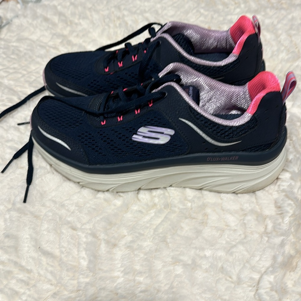 Skechers Sneakers. - Picture 2 of 4